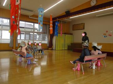 幼児がこどもの日の由来を聞いている写真