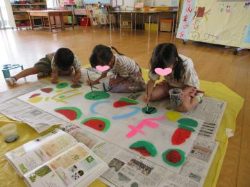 幼児が教室でスイカの看板づくり