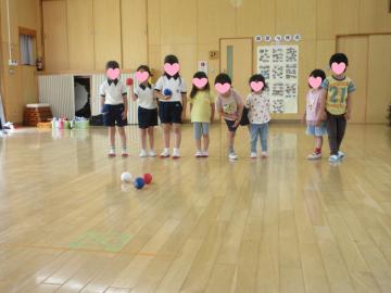 幼児みんなでボッチャをしているところ