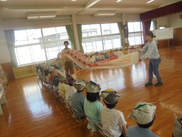 幼児がこいのぼりを見て歌を歌っているところ