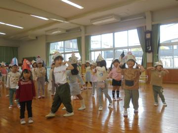 幼児がダンスを踊っているところ