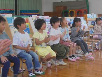 5歳児がが尻相撲を応援している場面