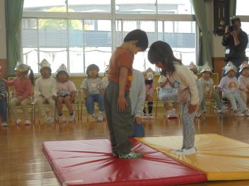 幼児が尻相撲の最初と終わりに礼をしているところ