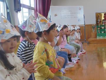 4歳児が尻相撲を応援している場面