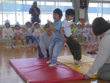 幼児が尻相撲をしているところ