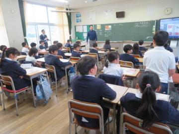 青おにの提案について語る5年生