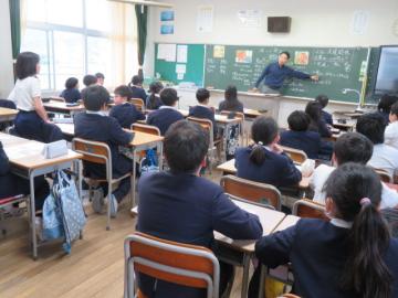 グループでの話し合いを全体共有する5年生