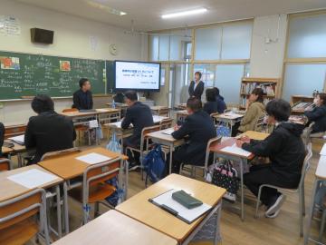 道徳の授業づくりについて研修する教職員
