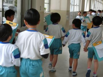 学校たんけんで校舎内をあるいている