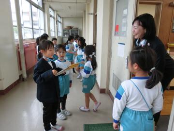 学校たんけんで校長室へ来たところ