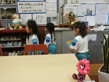 学校たんけんで校長室内をたんけん中