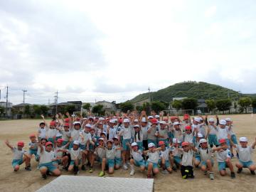 中学年がダンスの最後に集合をしている