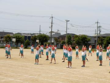 中学年がダンスをしている