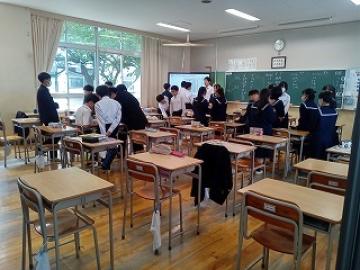 教室で生徒たちが皆で出場種目を考える様子