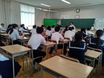教室で体育大会への思いを話す学級担任