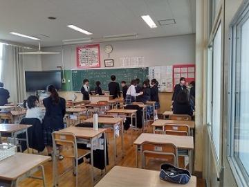 教室で話し合う1年生の様子