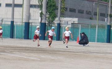 そら組がかけっこをしている写真