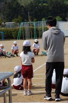 演技を観て感想と応援メッセージを伝える児童の様子
