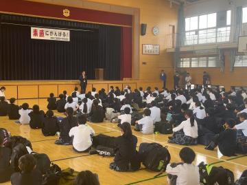 教頭先生のお話を聞く生徒の様子