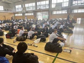 話を聞く生徒の様子