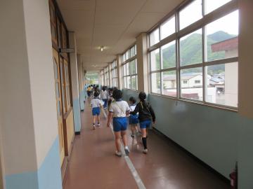 朝顔の水やりに外へ出る子ども達の様子