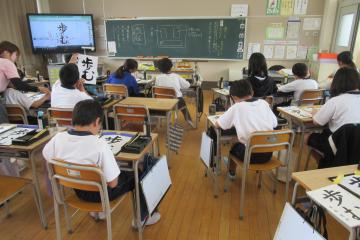 6年生が書道に取り組んでいる様子