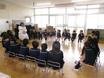 5歳児が進級式での朝の会の様子