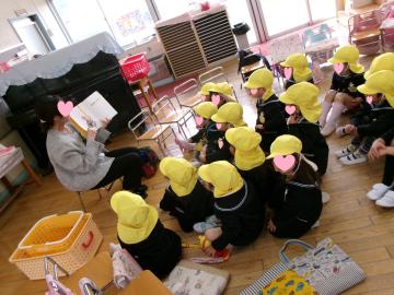 4歳児が絵本を見ている様子