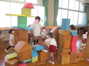 4歳児が積み木遊びをしているところ