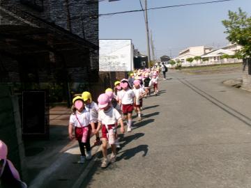 4歳児と5歳児が手を繋いで散歩している様子
