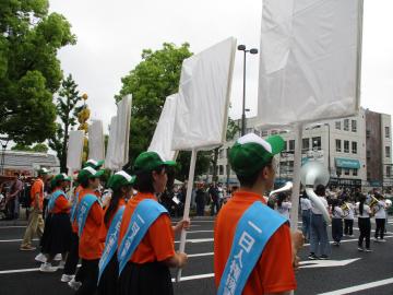 中学生がパレードする様子