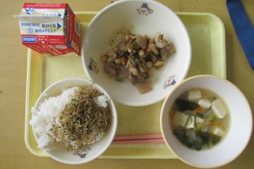 前期課程の給食の写真