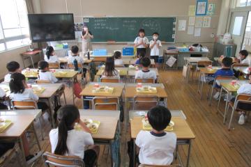 手を合わせて「いただきます」をしている様子