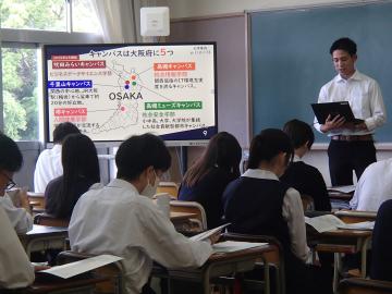 教室内で関西大学の説明会が開催される様子。生徒たちが着席し、説明を聞いています。