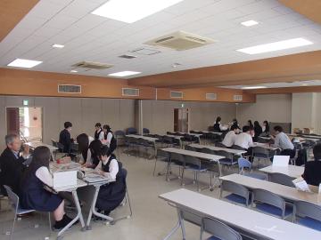 しらさぎ会館でのブース形式での説明会の様子。各ブースで生徒たちが説明を聞いています。