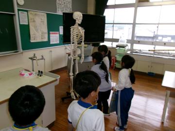 理科室にいる子ども達