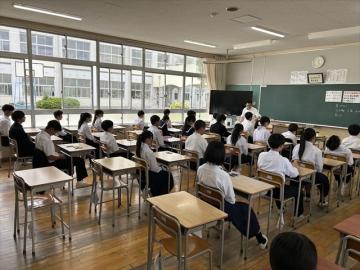 生徒がテスト前に黙想する様子