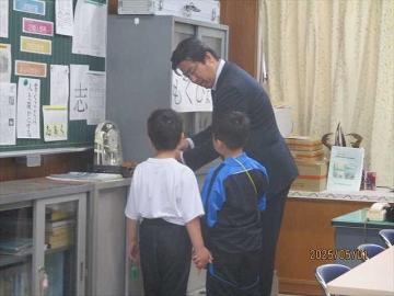 校長室で校長先生に質問をしている