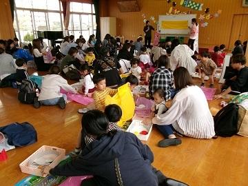 親子で鯉のぼりをつくっている写真