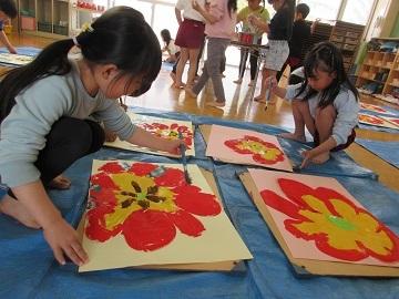 チューリップの絵をかいている写真