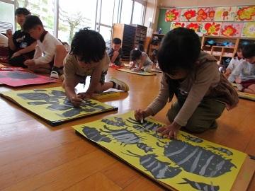 ダンゴムシの絵をかいている写真