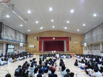 体育館での1年生を迎える会の様子1。開会の様子。
