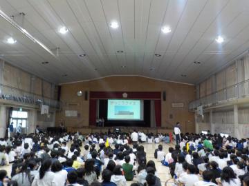 体育館での1年生を迎える会の様子2。各学年の出し物の様子