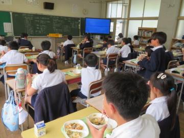 5年生の給食のようす