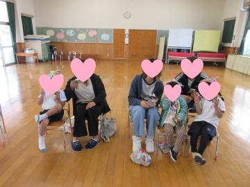 お家の人とかしわもちを食べている様子