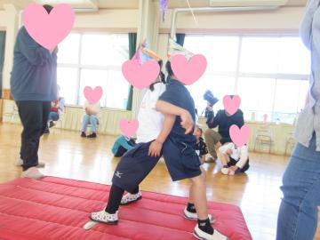 友達と相撲遊びをしている様子