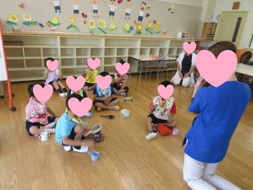 歯磨きの仕方を教えてもらっている様子