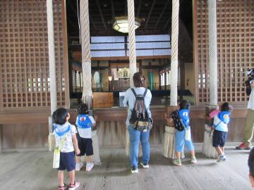 神社にお参りをしている様子