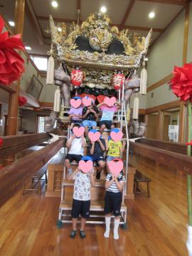 屋台の前に全園児で並んでいる集合写真