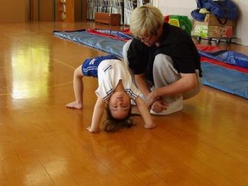 4歳児がブリッジをする姿